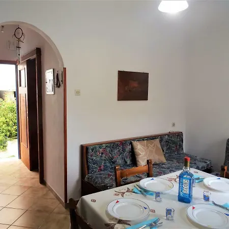 Lionas Seaside Retreat *