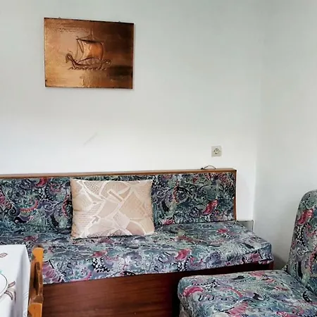 Lionas Seaside Retreat *